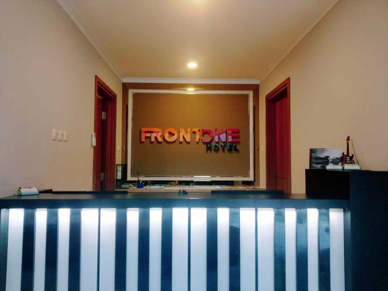 Front One Hotel Tulungagung Exterior foto